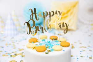 Guld kage pynt “Happy Birthday”