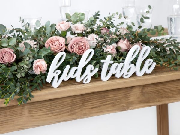 Hvidt træskilt “Kids Table”