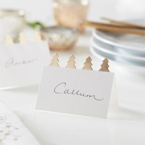 Hvidt bordkort med guld juletræer