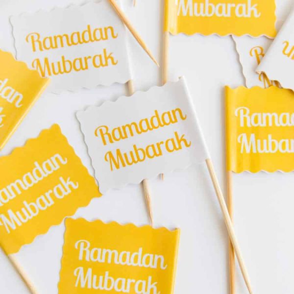 Kageflag hvid med guld “Ramadan Mubarak”