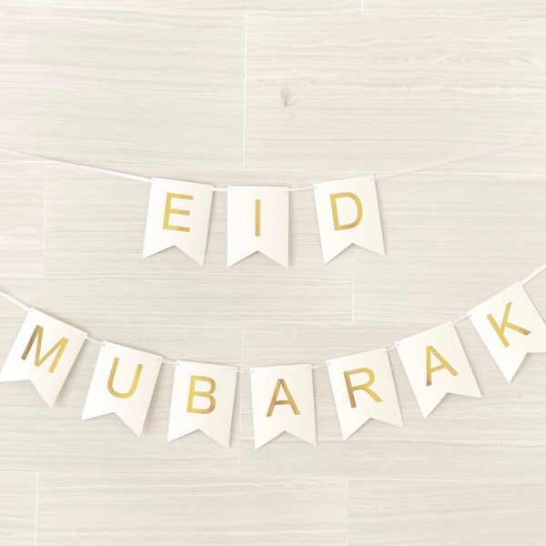 Hvid banner med guld “Eid Mubarak”