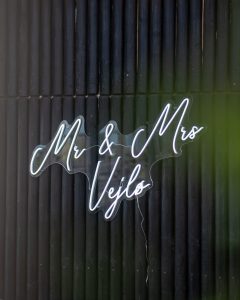 LED neon skilt “Mr & Mrs + efternavn”