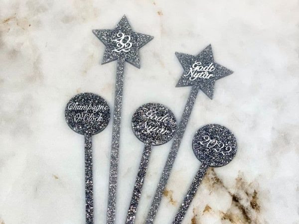 Sølv stjerne drinks pind m. glimmer “Godt Nytår” Sølv stjerne drinks pind m. glimmer “Godt Nytår”