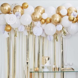 guld og hvid ballon guirlande sæt med honeycombs, rosetter og tassels