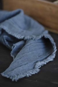 Blå stofserviet med fryns