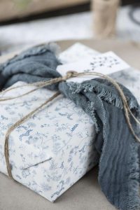 Blå stofserviet med fryns