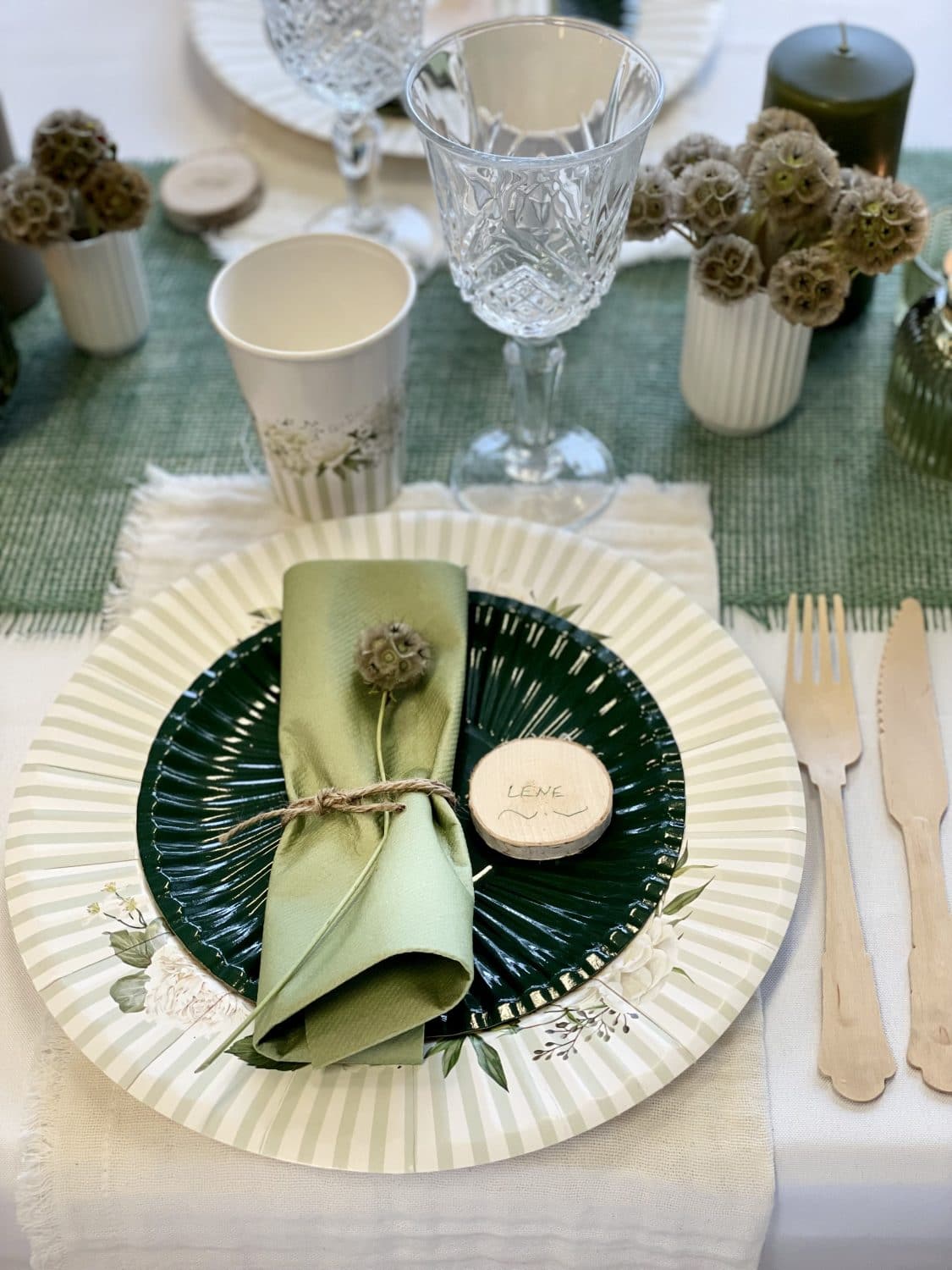 Naturpynt, bordpynt og hvid tema fest til en konfirmation