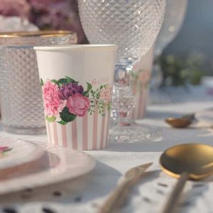 Rose og hvid blomster kop