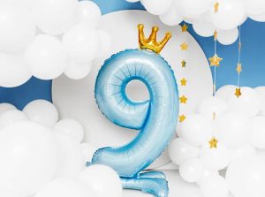 Stående 9 tal lyseblå folie ballon m/ guld krone