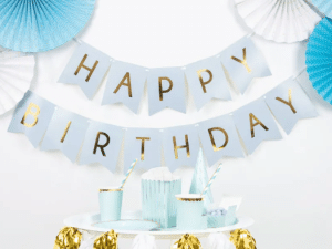 Lyseblå banner med guld “Happy Birthday”