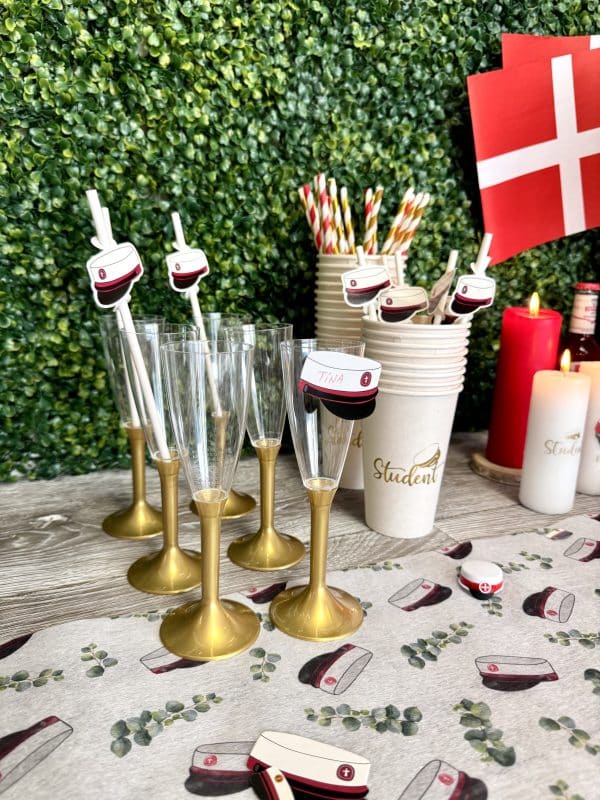 Sugerør med røde studenterhuer