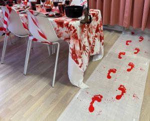 Blodig løber til gulvet m/fodspor