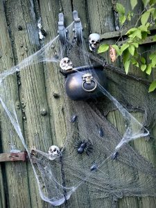 Heksekedel med uhyggelig pynt