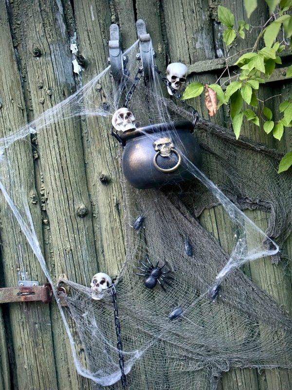 Heksekedel med uhyggelig pynt