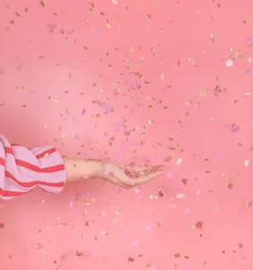 Konfettirør med pink katte og guld stjerner (20 cm)