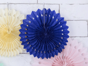 Navy blå papirrosetter med huller