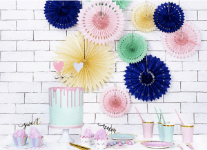 Navy blå papirrosetter med huller