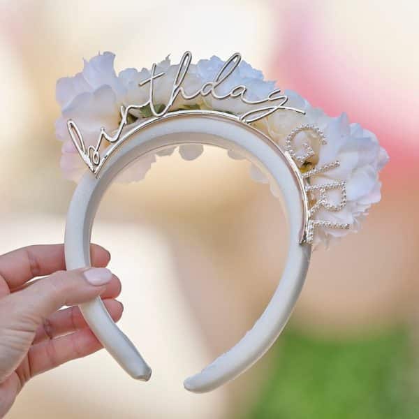 Hvid hårbånd m/blomster “birthday girl”