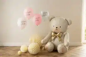 Lyserød og hvid “welcome baby” balloner