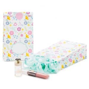 Hvid papirpose m/ pastel blomster og klistermærke