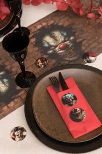 Uhyggelig klovn konfetti i træ