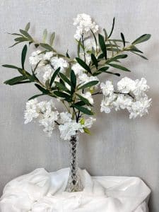 Kunstig hvid blooming cherry blomst