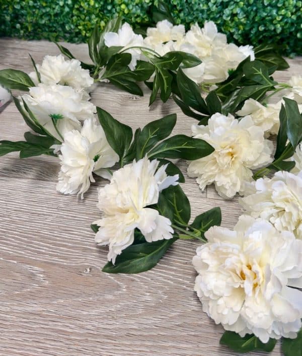 Blad ranke m/kunstig hvid pæon Blad ranke m/kunstig hvid pæon