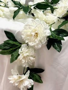 Blad ranke m/kunstig hvid pæon Blad ranke m/kunstig hvid pæon