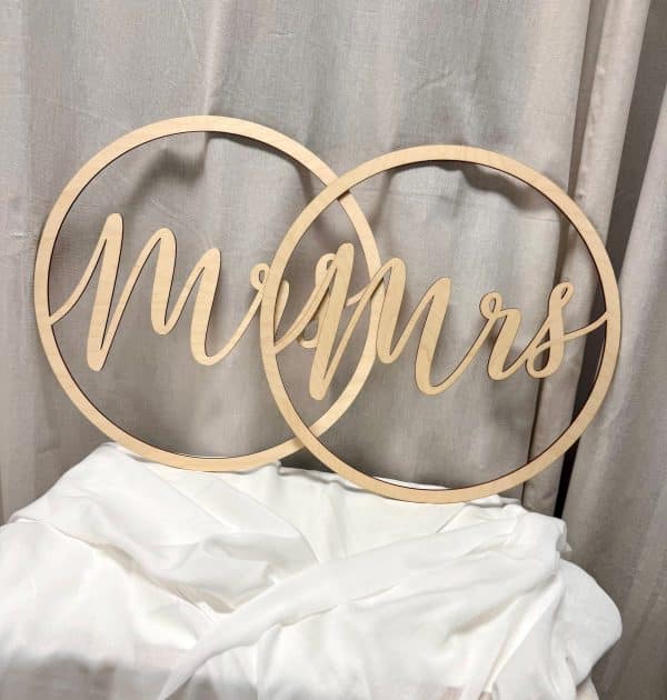 Runde træ skilte “Mrs & Mrs”