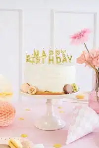 Guld kage lys “happy birthday”