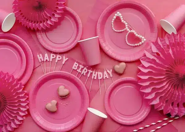 Lyserød kage lys “happy birthday”