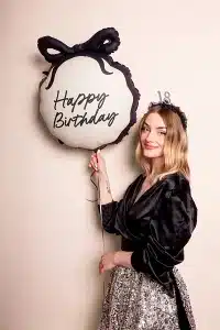 Creme/sort “happy birthday” sløjfe folie ballon Creme/sort “happy birthday” sløjfe folie ballon