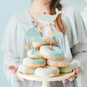 Lyseblå/guld hval kage pynt